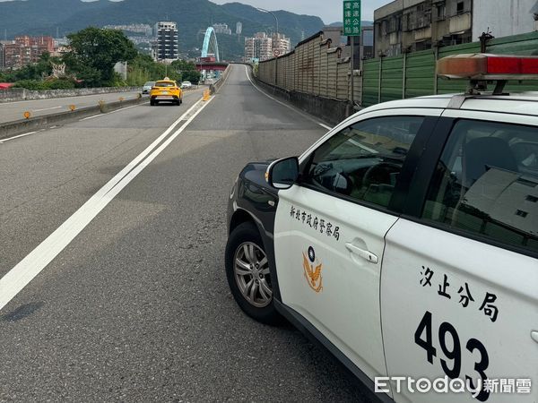 ▲▼             國1汐止段匝道一輛貨櫃車翻覆，幸未釀成人員傷亡。（圖／記者張君豪翻攝，下同）