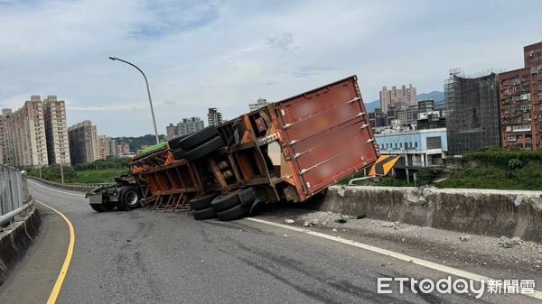 ▲▼             國1汐止段匝道一輛貨櫃車翻覆，幸未釀成人員傷亡。（圖／記者張君豪翻攝，下同）