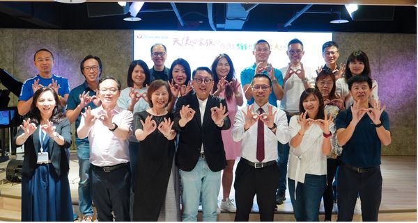 ▲台灣開廣捐贈教室輔具力挺成年愛奇兒走得更遠，董座蔡晉暉：陪伴不是短跑是超馬。（圖／記者陳弘修翻攝）