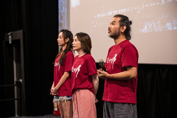 ▲吳卓源與潘儀君、導演賴俊羽到台中、台南、高雄宣傳《搜查瑠公圳》。（圖／伯樂影業提供）