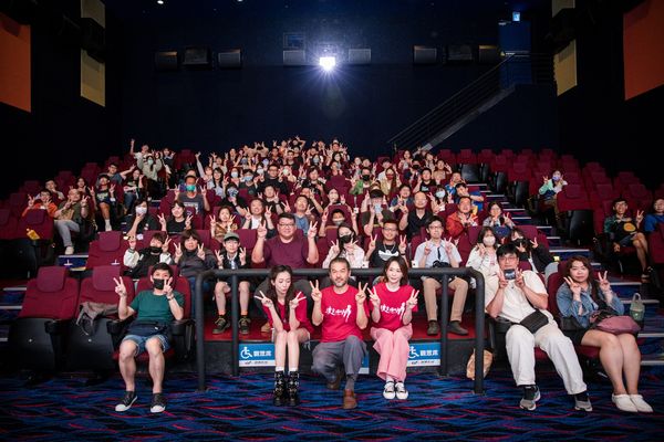 ▲吳卓源與潘儀君、導演賴俊羽到台中、台南、高雄宣傳《搜查瑠公圳》。（圖／伯樂影業提供）