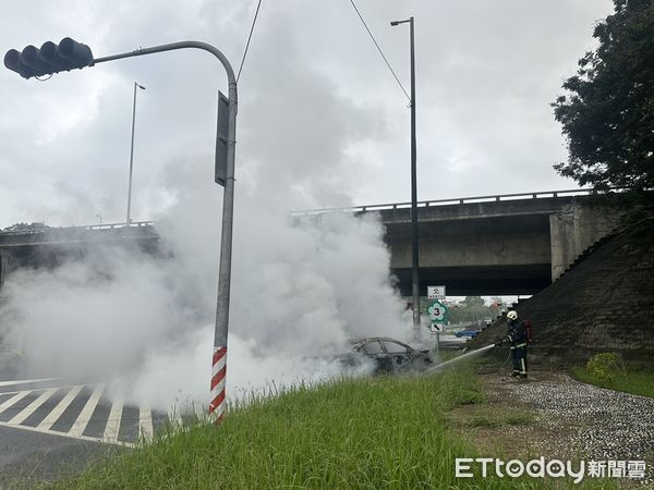 ▲國道3號竹崎交流道下方平面道路12日發生一起自撞車禍。（圖／記者翁伊森翻攝，下同）
