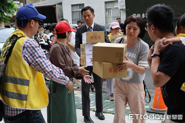 ▲罷免公民團體今天下午宣佈，連署罷免苗栗2名藍委           行動未達法定門檻。（圖／記者楊永盛攝）
