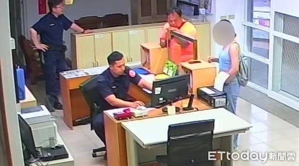 ▲警方協助交換生找回遺失皮包。（圖／記者楊漢聲翻攝）