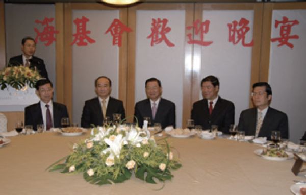 ▲▼何立峰訪台，海基會董事長江丙坤設宴款待。（圖／翻攝海基會）