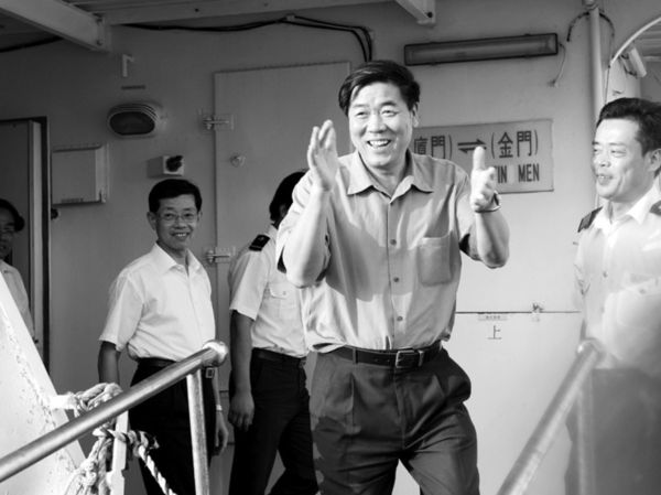 ▲▼何立峰經小三通來台。（圖／翻攝海峽導報）