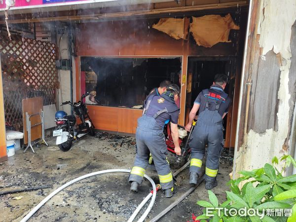 ▲苗栗縣頭份市一家泰式養生館下午疑似遭縱火，消防局灌救2小時撲滅，1外籍女子嚴重燒燙傷送醫。（圖／記者楊永盛翻攝）