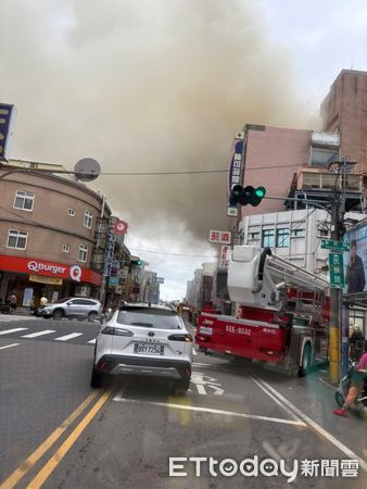 ▲苗栗縣頭份市一家泰式養生館下午疑似遭縱火，消防局灌救2小時撲滅，1外籍女子嚴重燒燙傷送醫。（圖／記者楊永盛翻攝）