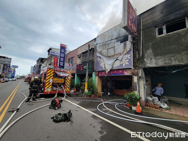▲苗栗縣頭份市一家泰式養生館下午疑似遭縱火，消防局灌救2小時撲滅，1外籍女子嚴重燒燙傷送醫。（圖／記者楊永盛翻攝）