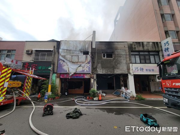 ▲苗栗縣頭份市一家泰式養生館下午疑似遭縱火，消防局灌救2小時撲滅，1外籍女子嚴重燒燙傷送醫。（圖／記者楊永盛翻攝）