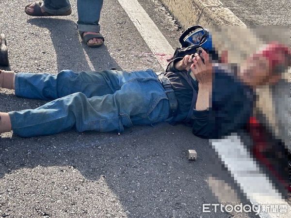 ▲▼黃男騎回收車被追撞倒在路中滿頭血，現場回收車四輪朝天，回收物品散落一地             。（圖／民眾提供）