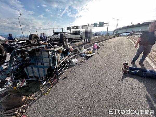 ▲▼黃男騎回收車被追撞倒在路中滿頭血，現場回收車四輪朝天，回收物品散落一地             。（圖／民眾提供）