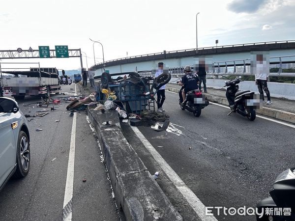 ▲▼黃男騎回收車被追撞倒在路中滿頭血，現場回收車四輪朝天，回收物品散落一地             。（圖／民眾提供）