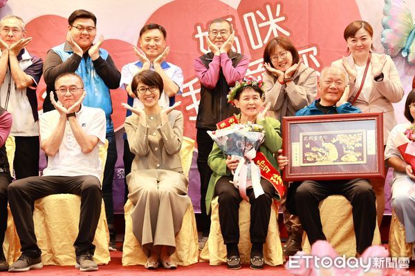 ▲南投縣政府表揚16位模範母親。（圖／南投縣政府提供）