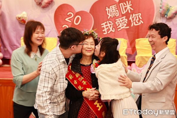 ▲南投縣政府表揚16位模範母親。（圖／南投縣政府提供，下同）