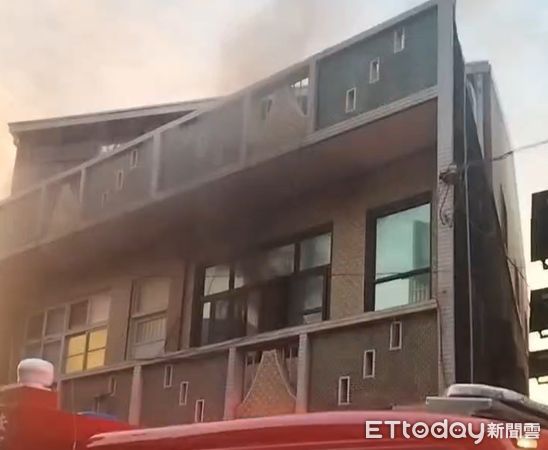▲台南市安定區蘇厝住宅發生火警，消防人員迅速控制火勢，無人傷亡。（記者林東良翻攝，下同）