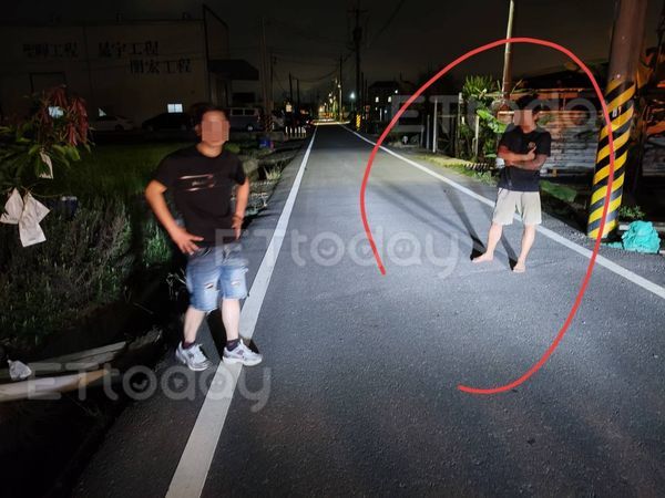 ▲▼快訊／高雄車禍翻入水溝　2越籍人士「不想報案」路人幫打電話。（圖／記者吳奕靖翻攝）