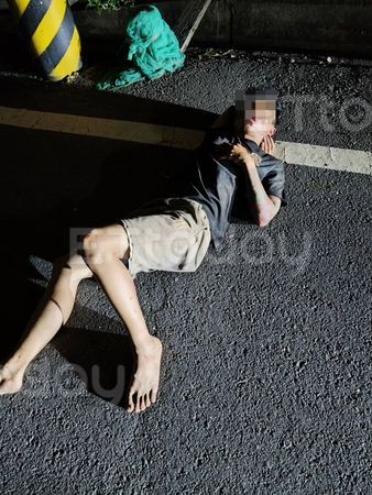 ▲▼快訊／高雄車禍翻入水溝　2越籍人士「不想報案」路人幫打電話。（圖／記者吳奕靖翻攝）