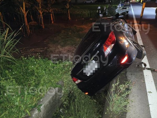 ▲▼快訊／高雄車禍翻入水溝　2越籍人士「不想報案」路人幫打電話。（圖／記者吳奕靖翻攝）