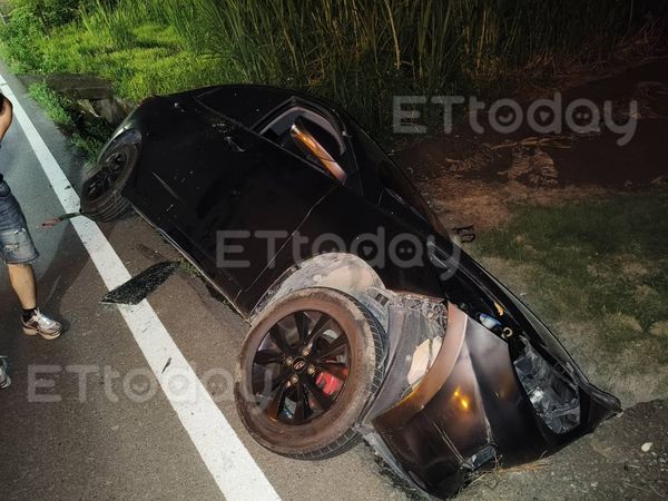 ▲▼快訊／高雄車禍翻入水溝　2越籍人士「不想報案」路人幫打電話。（圖／記者吳奕靖翻攝）