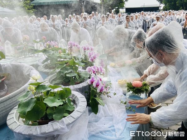 ▲慈濟基金會在5月11日母親節當天，於南投地區草屯、南投、竹山、埔里等地慈濟聯絡處同步舉辦浴佛。（圖／慈濟基金會提供）