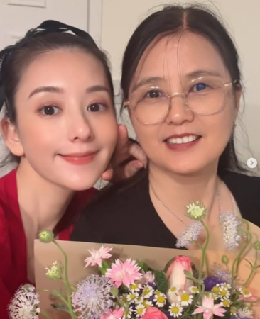 ▲方媛母親節曬出與媽媽合照。（圖／翻攝自方媛微博）