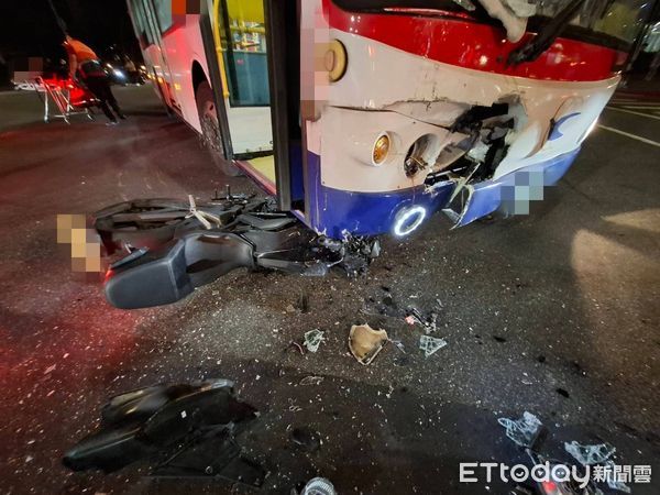 ▲▼北市南港919公車撞上重機　28歲騎士「左膝嚴重變形」送醫急救。（圖／記者張君豪翻攝）