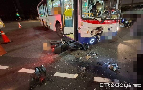▲▼北市南港919公車撞上重機　28歲騎士「左膝嚴重變形」送醫急救。（圖／記者張君豪翻攝）