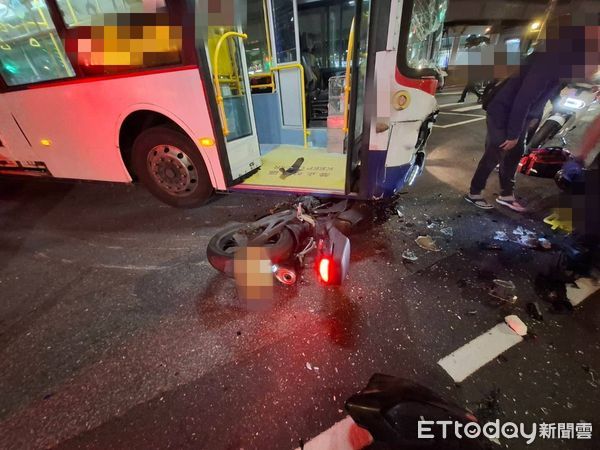 ▲▼北市南港919公車撞上重機　28歲騎士「左膝嚴重變形」送醫急救。（圖／記者張君豪翻攝）