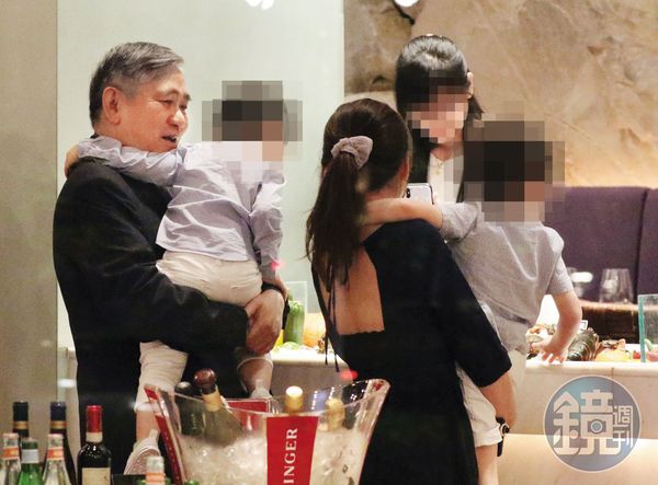 王文洋很有小孩子緣，常在聚會時抱小孩。