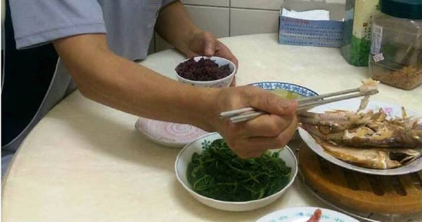大陸1名29歲男子近日食用紅燒魚時，突然被魚刺卡住。（示意圖／報系資料照）