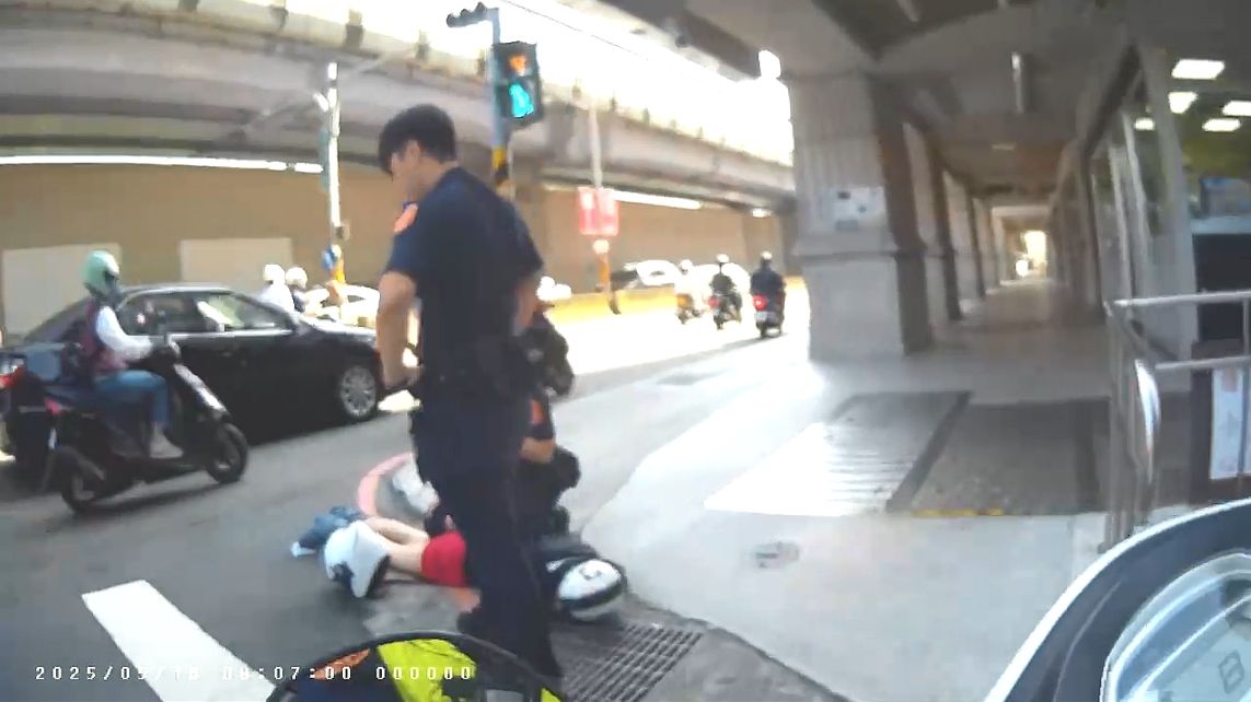 ▲黃男狂逃1公里仍遭警方逮捕，當下嚇得牛仔褲滑落露出紅色內褲。（圖／記者陸運陞翻攝）