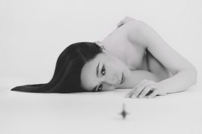 女歌手脫光只遮點上陣! 「全裸蜷伏地板」絕美畫面曝光