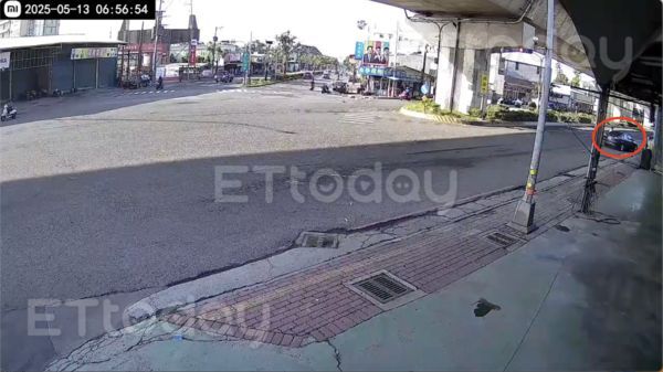 ▲一輛機車直行遭到轉彎左彎汽車撞上             。（圖／記者吳奕靖翻攝）