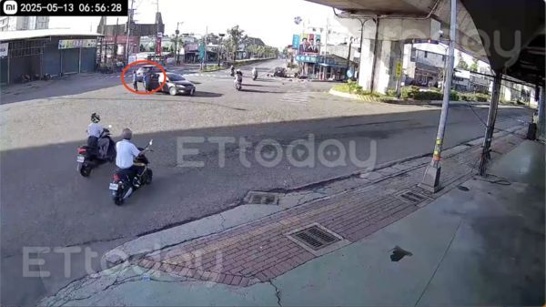 ▲一輛機車直行遭到轉彎左彎汽車撞上             。（圖／記者吳奕靖翻攝）