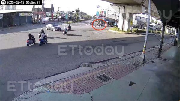 ▲一輛機車直行遭到轉彎左彎汽車撞上             。（圖／記者吳奕靖翻攝）
