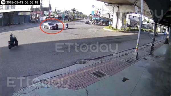 ▲一輛機車直行遭到轉彎左彎汽車撞上             。（圖／記者吳奕靖翻攝）