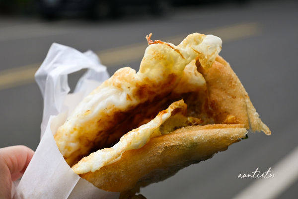 ▲▼阿桐伯正宗三星蔥油餅，外酥內軟有厚度又有蔥香的厲害蔥油餅。（圖／部落客水晶安蹄不務正業過生活授權提供）