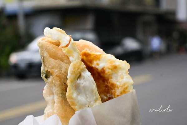 ▲▼阿桐伯正宗三星蔥油餅，外酥內軟有厚度又有蔥香的厲害蔥油餅。（圖／部落客水晶安蹄不務正業過生活授權提供）