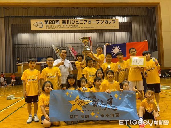 ▲▼花蓮「洄瀾羽之鷹」羽球團赴日參加「第28屆香川青少年羽球公開賽」，榮獲國小六年級男子團體冠軍。（圖／花蓮市公所提供，下同）