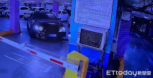 ▲▼徐少東駕車離家畫面曝光。（圖／記者賴文萱翻攝）