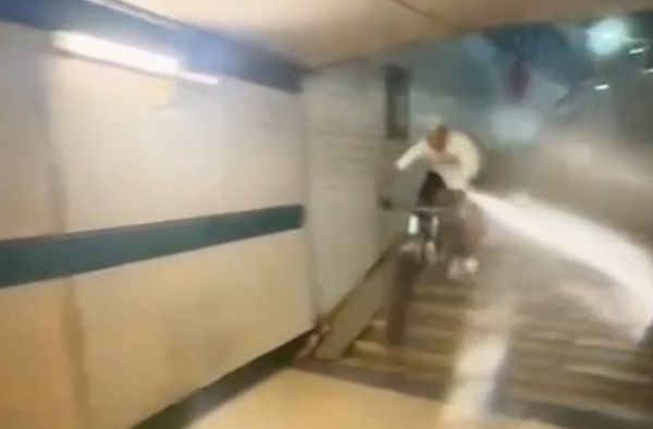 ▲男子騎腳踏車「騎下地下道階梯」畫面曝光，警方指出已違反交通法令，最高可罰1200元。（圖／翻攝自社會事新聞影音）