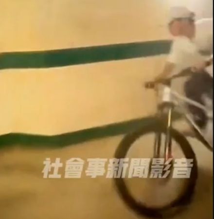 ▲男子騎腳踏車「騎下地下道階梯」畫面曝光，警方指出已違反交通法令，最高可罰1200元。（圖／翻攝自社會事新聞影音）