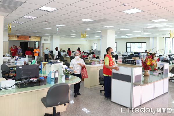 ▲台南市白河區公所新廳舍正式啟用，建築融合蓮花意象，榮獲2024國家卓越建設獎優質獎，市長黃偉哲等人出席剪綵啟用典禮，肯定地方建設成果。（圖／記者林東良翻攝，下同）