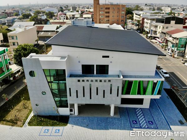 ▲台南市白河區公所新廳舍正式啟用，建築融合蓮花意象，榮獲2024國家卓越建設獎優質獎，市長黃偉哲等人出席剪綵啟用典禮，肯定地方建設成果。（圖／記者林東良翻攝，下同）