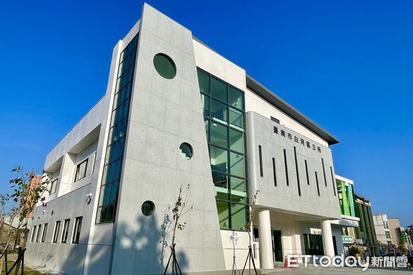 ▲台南市白河區公所新廳舍正式啟用，建築融合蓮花意象，榮獲2024國家卓越建設獎優質獎，市長黃偉哲等人出席剪綵啟用典禮，肯定地方建設成果。（圖／記者林東良翻攝，下同）