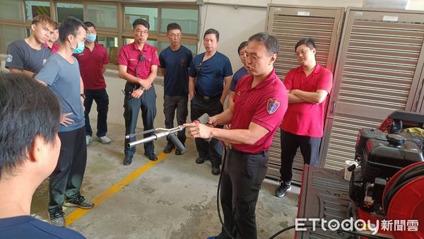 ▲台南市消防局第五大隊於歸仁分隊進行高壓細水霧設備演練，提升巷弄火場搶救效率。（記者林東良翻攝，下同）
