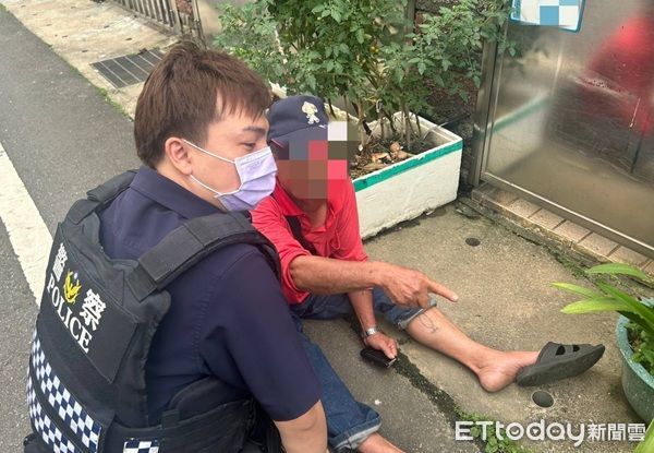 ▲郭姓男因喪子之痛，借酒澆愁醉倒路邊。（圖／大園警分局提供）