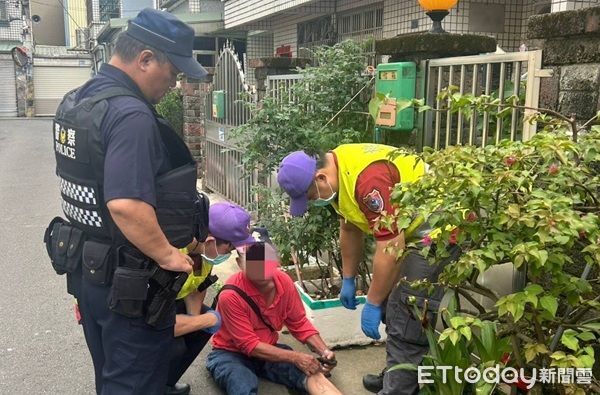 ▲員警上前暖心關懷並陪同返家。（圖／大園警分局提供）