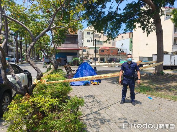 ▲高雄公園驚見蘭小帳棚，一名男子不明原因死亡。（圖／記者許宥孺翻攝）